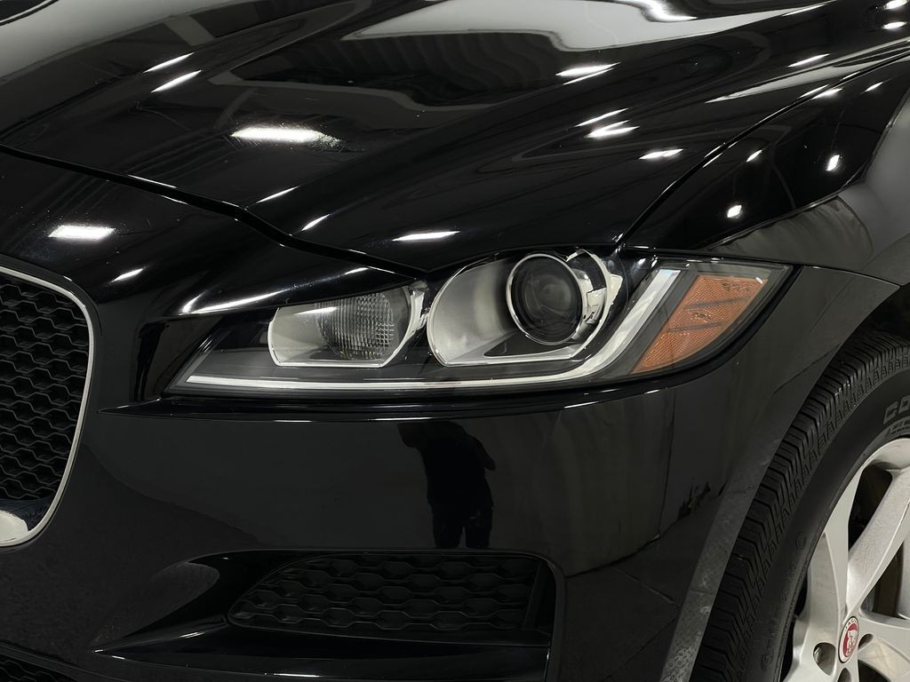 2020 Jaguar F-PACE Image 34