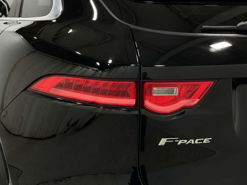 2020 Jaguar F-PACE Image 35