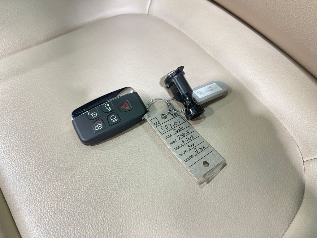 2020 Jaguar F-PACE Image 37