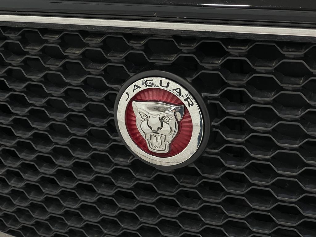 2020 Jaguar F-PACE Image 38