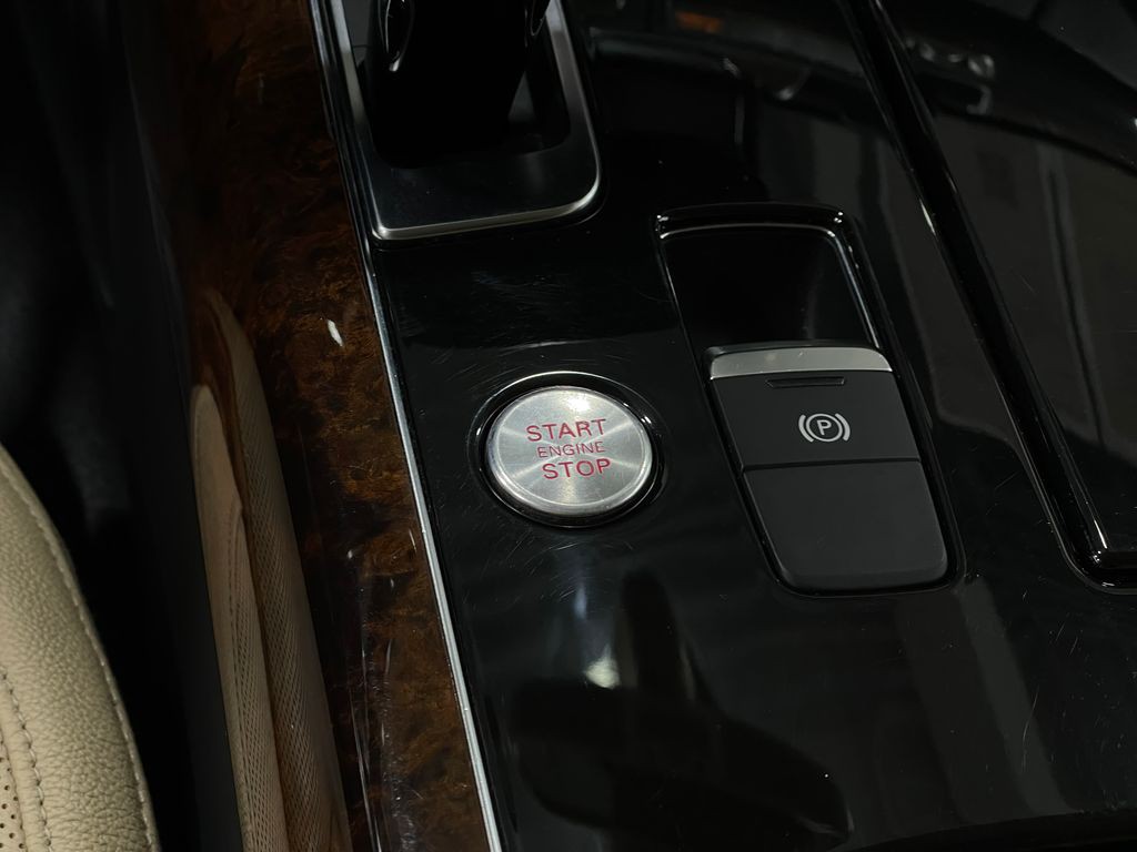2014 Audi A8 Image 21