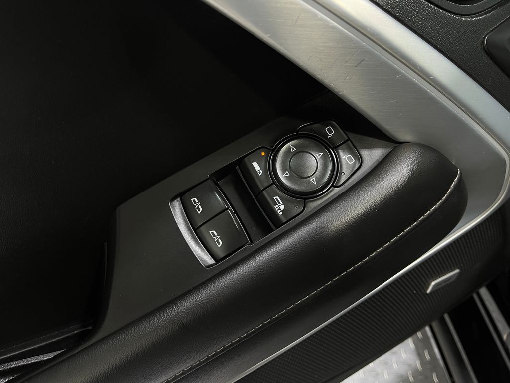 2017 Chevrolet Camaro Image 16