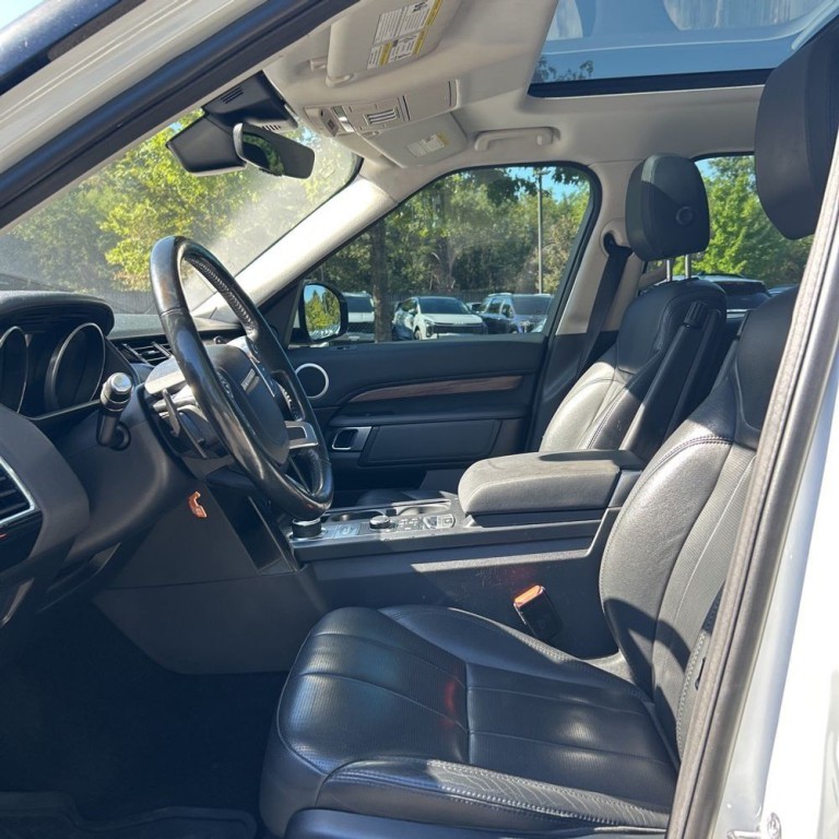 2017 Land Rover Discovery Image 8