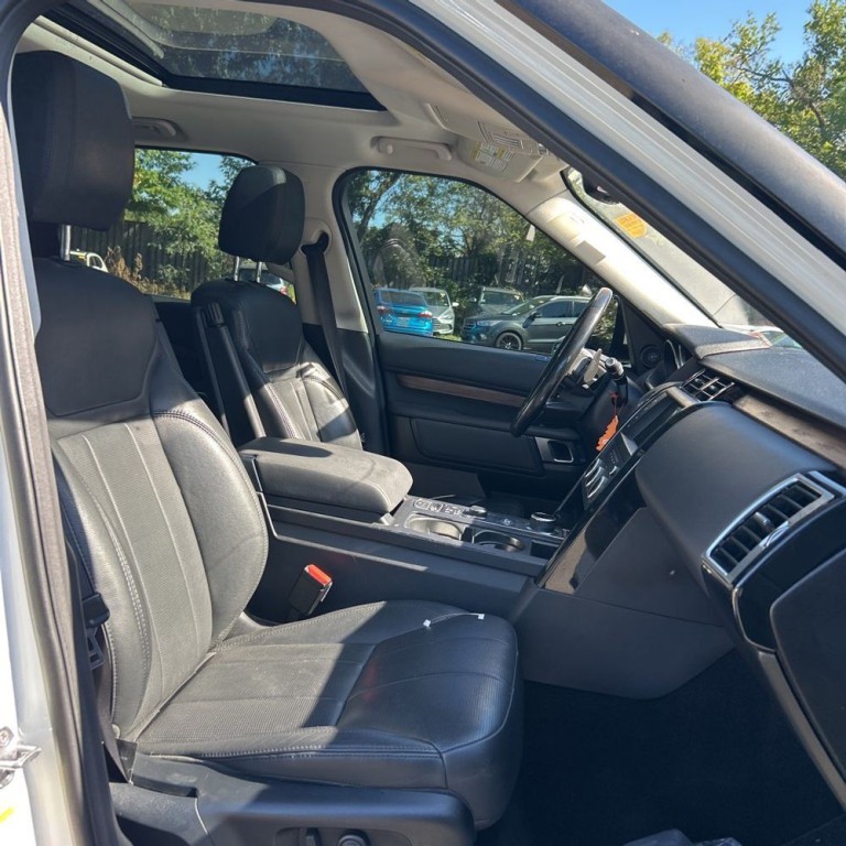 2017 Land Rover Discovery Image 9
