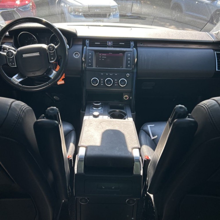 2017 Land Rover Discovery Image 10