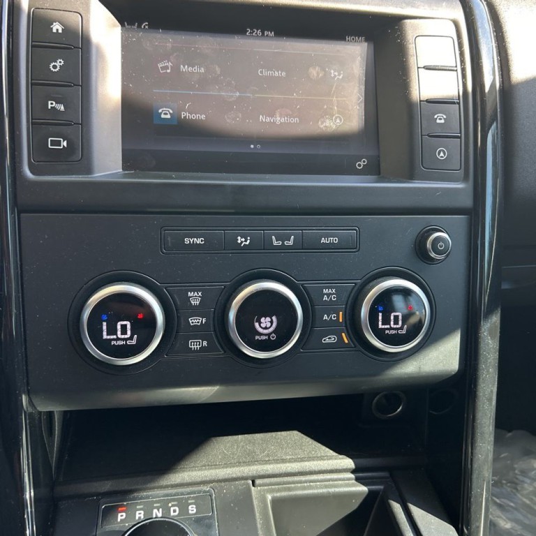 2017 Land Rover Discovery Image 12
