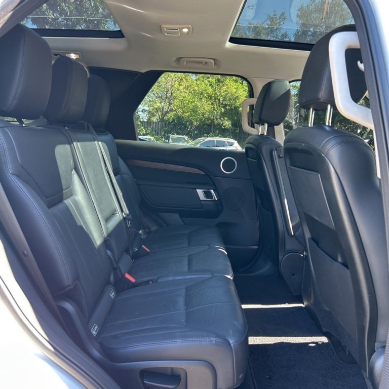 2017 Land Rover Discovery Image 16