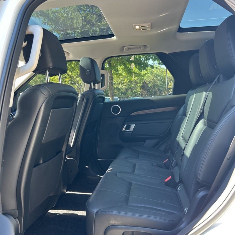 2017 Land Rover Discovery Image 17