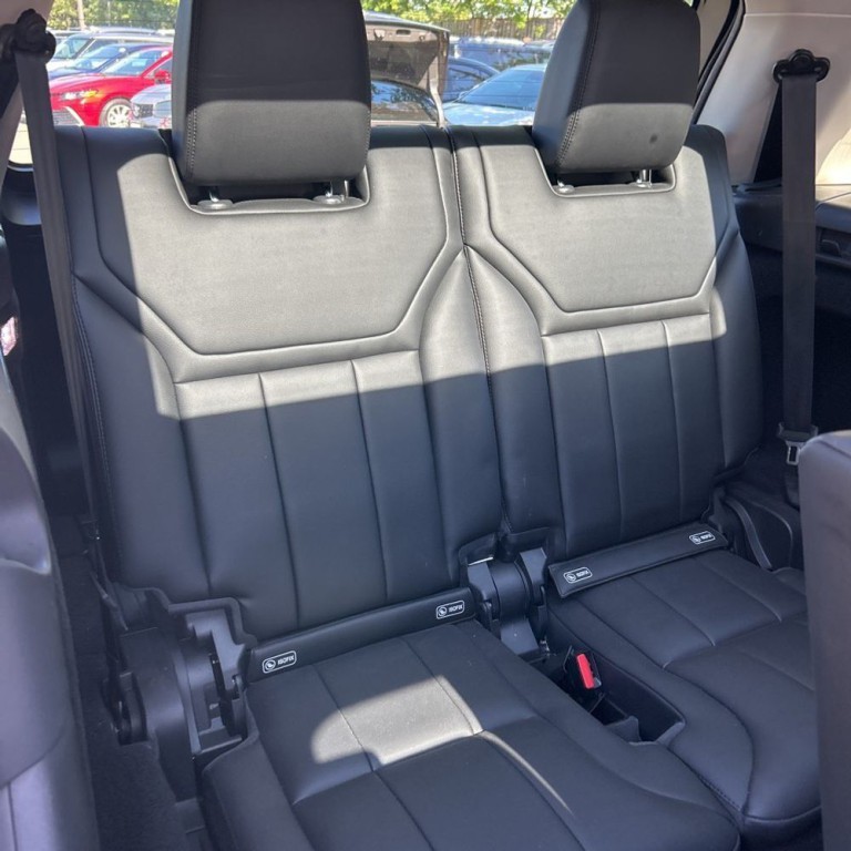 2017 Land Rover Discovery Image 18