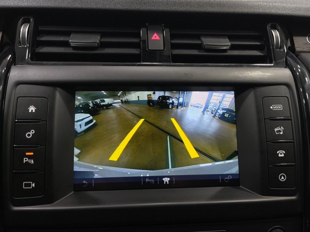 2017 Land Rover Discovery Image 11