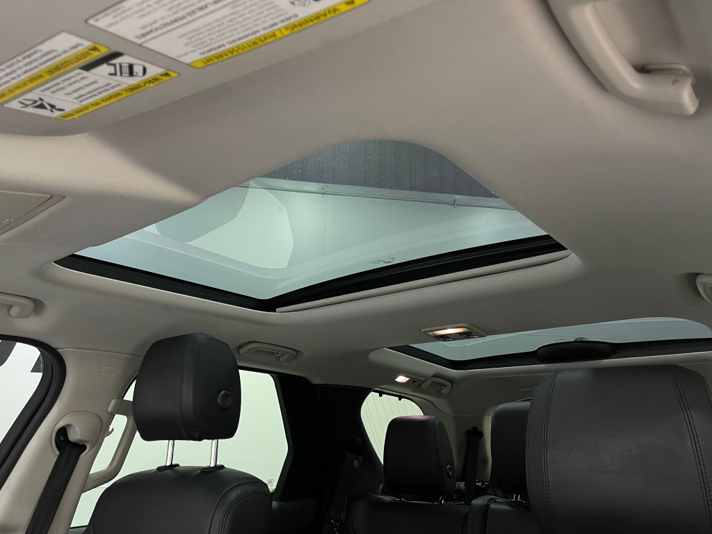 2017 Land Rover Discovery Image 12