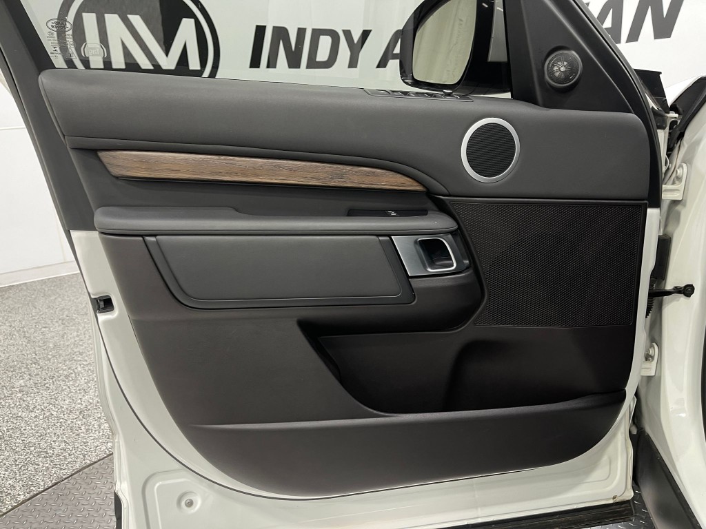 2017 Land Rover Discovery Image 15