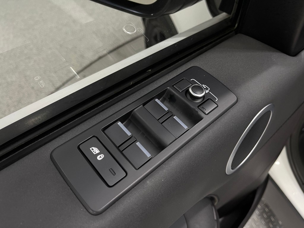 2017 Land Rover Discovery Image 16