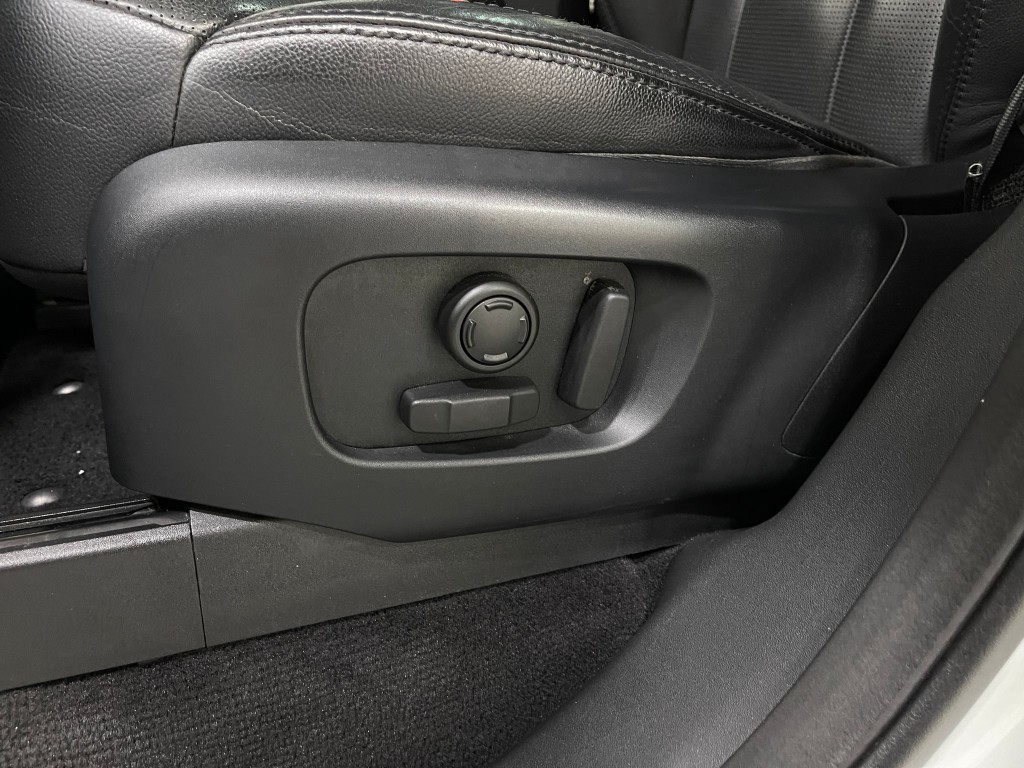 2017 Land Rover Discovery Image 17