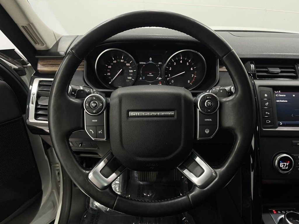 2017 Land Rover Discovery Image 22