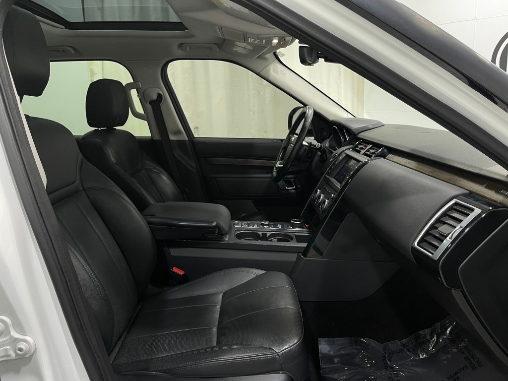 2017 Land Rover Discovery Image 34