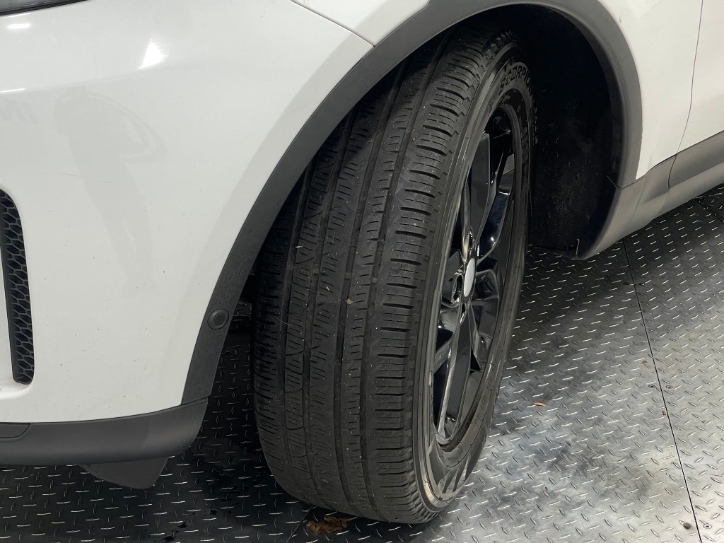 2017 Land Rover Discovery Image 38