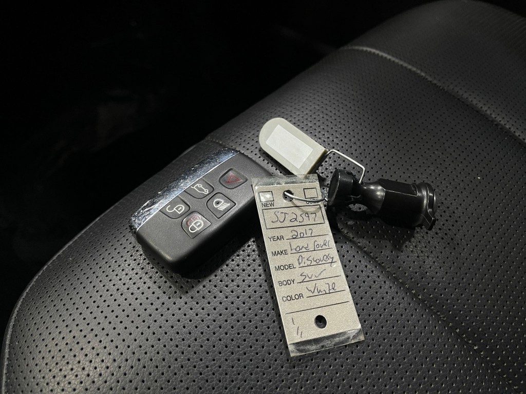 2017 Land Rover Discovery Image 39