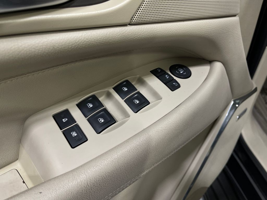2016 Cadillac Escalade Image 17