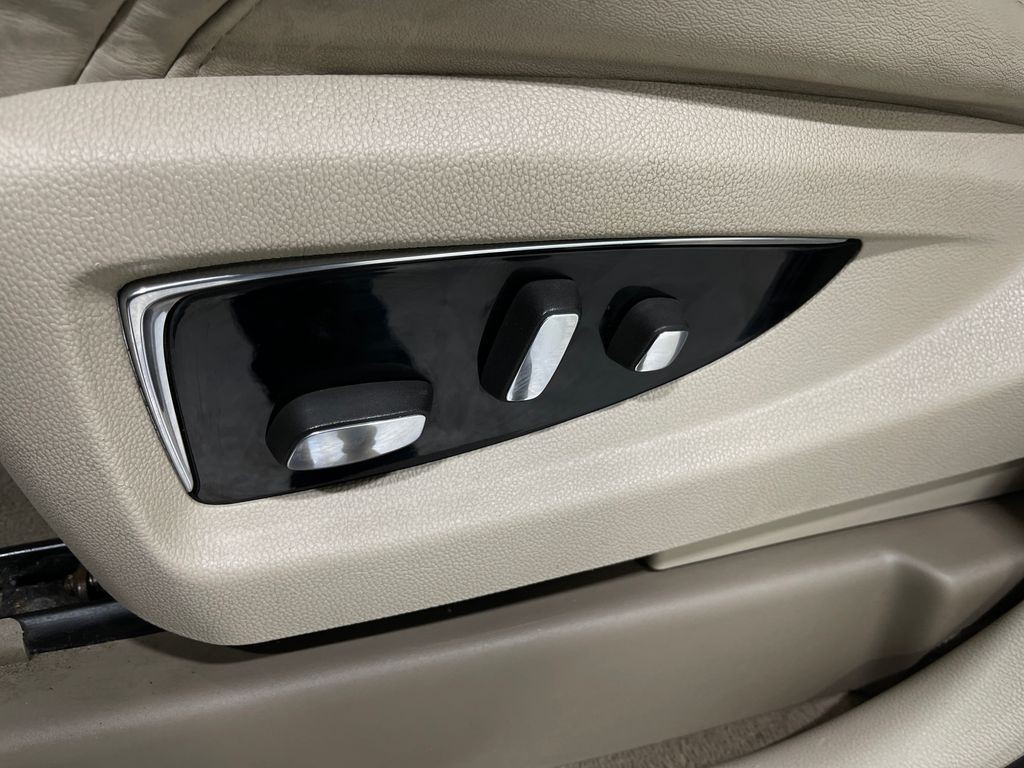 2016 Cadillac Escalade Image 19