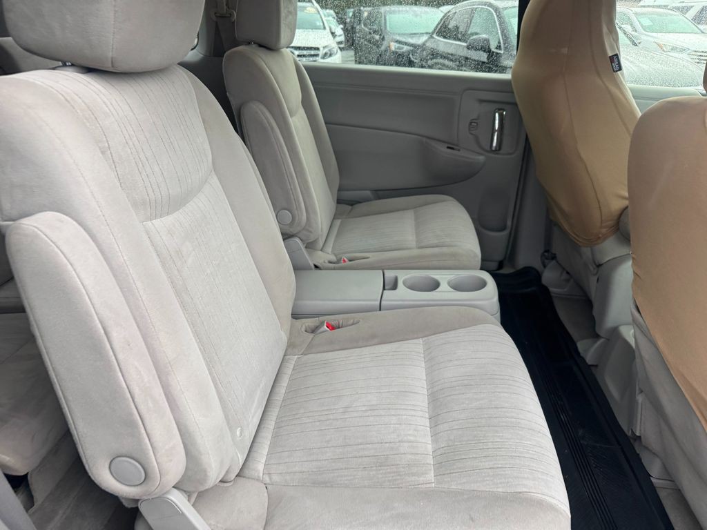 2015 Nissan Quest Image 9