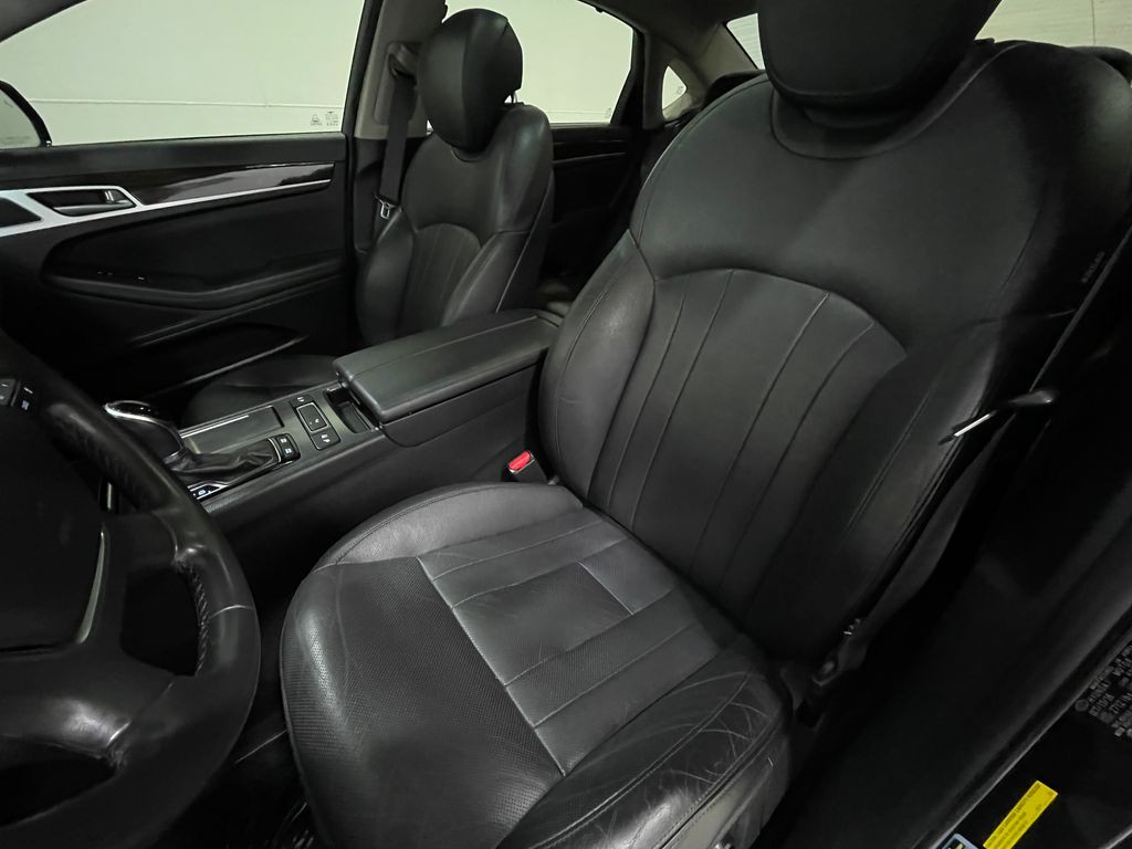 2017 Genesis G80 Image 13