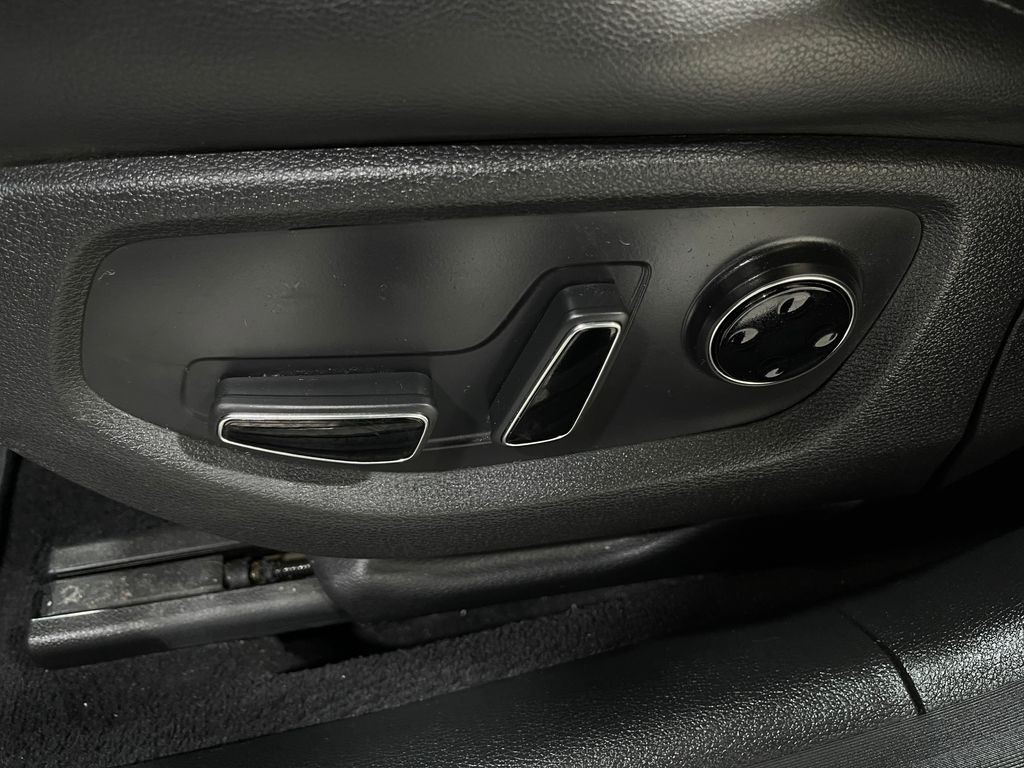 2017 Genesis G80 Image 16