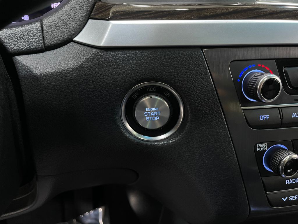 2017 Genesis G80 Image 20