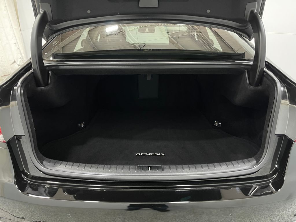 2017 Genesis G80 Image 25