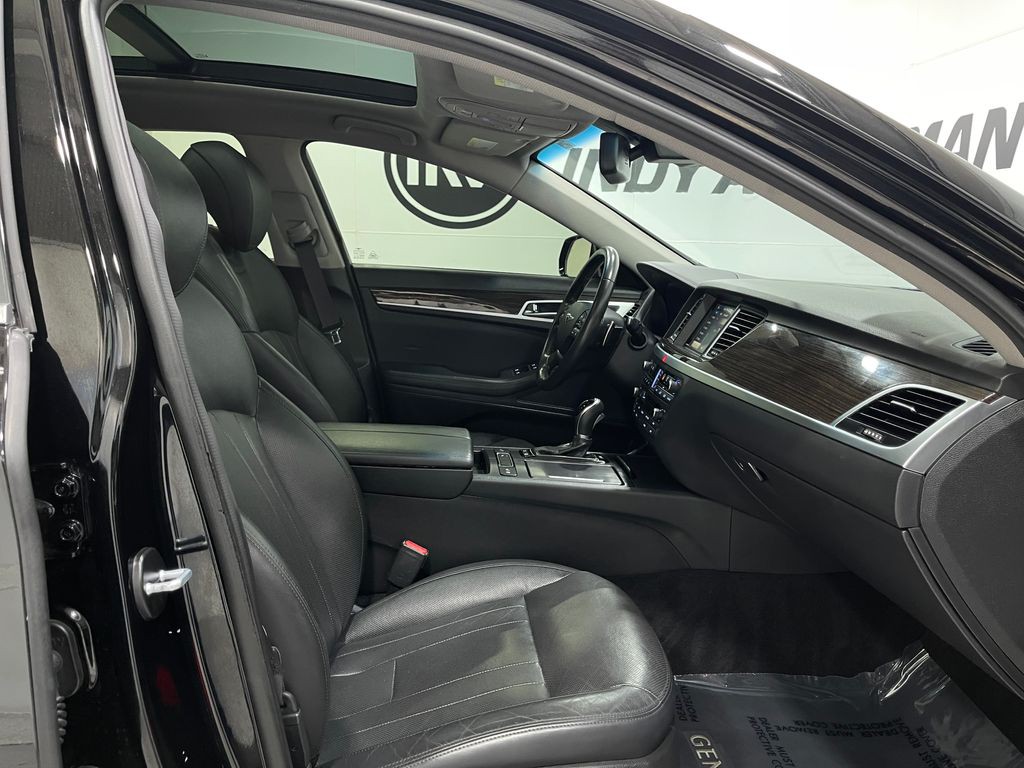 2017 Genesis G80 Image 30