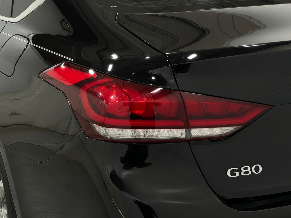 2017 Genesis G80 Image 32