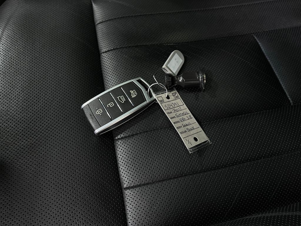 2017 Genesis G80 Image 35