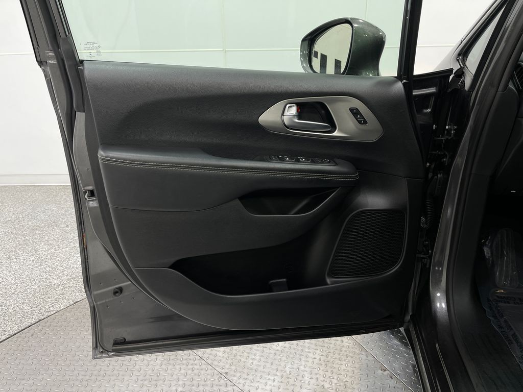 2020 Chrysler Pacifica Image 16