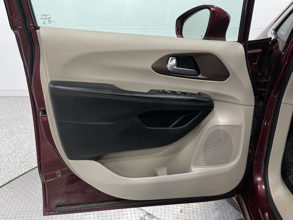 2017 Chrysler Pacifica Image 16