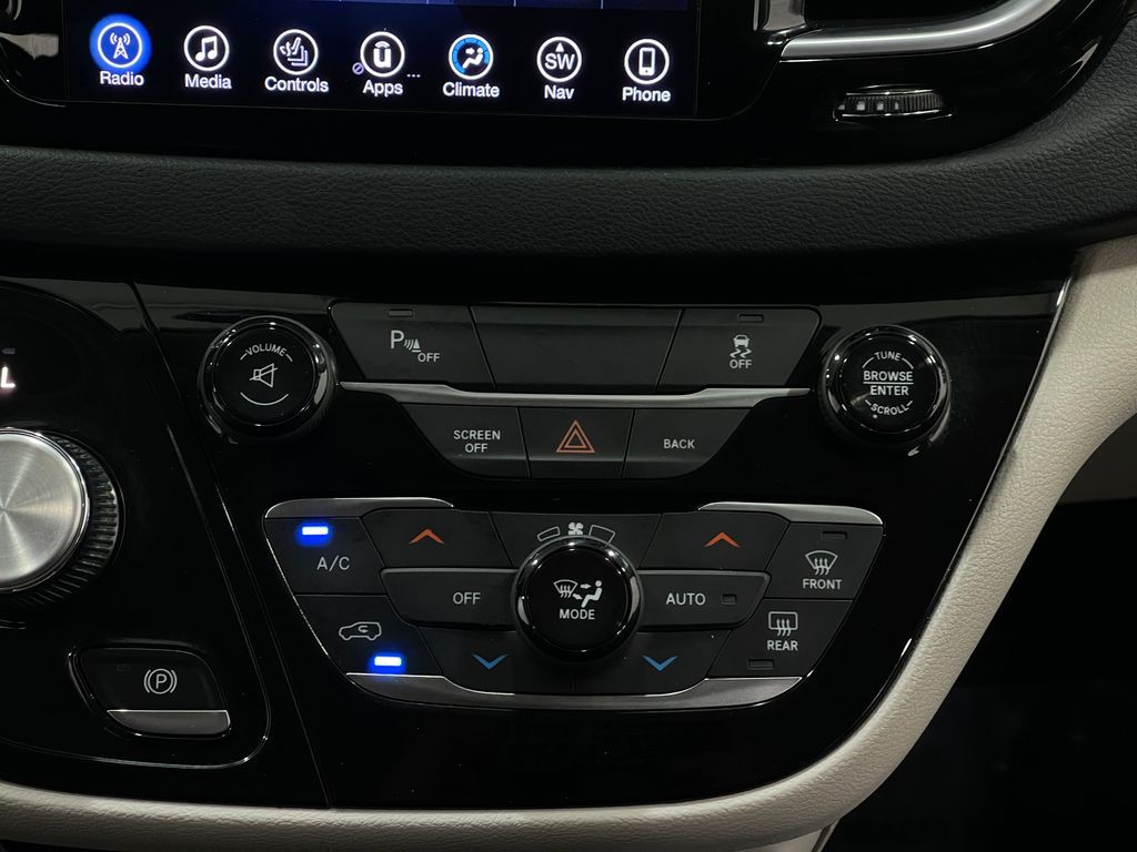 2017 Chrysler Pacifica Image 26