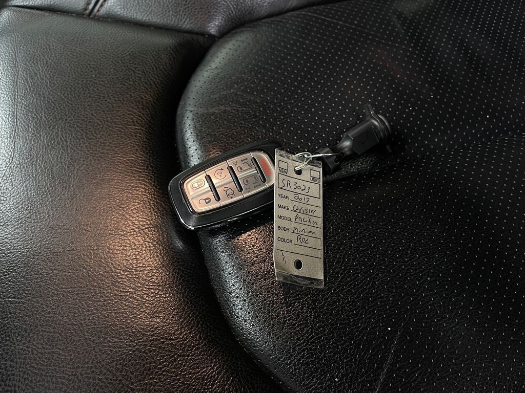 2017 Chrysler Pacifica Image 40