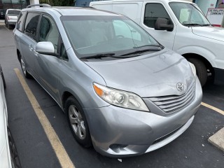 Image for 2017 Toyota Sienna LE ID: 6922818