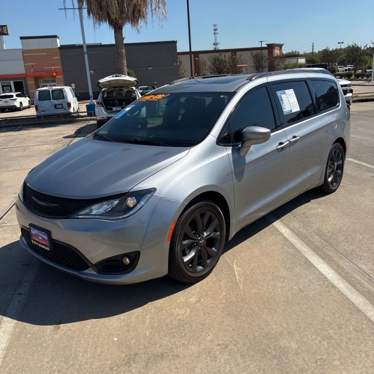 2020 Chrysler Pacifica Image 2