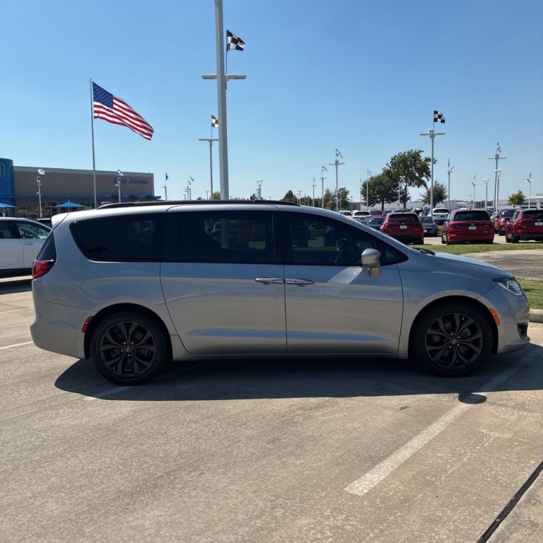 2020 Chrysler Pacifica Image 3