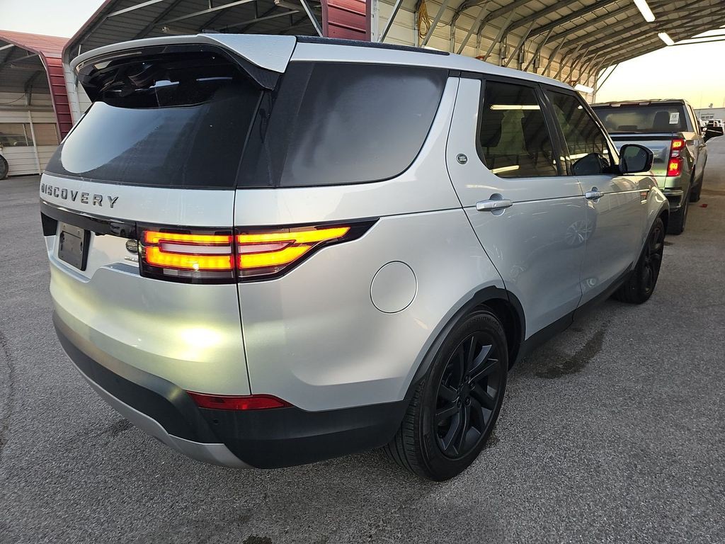 2017 Land Rover Discovery Image 3