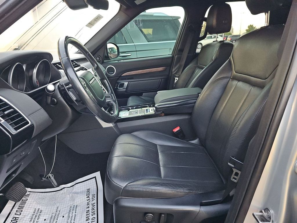 2017 Land Rover Discovery Image 5