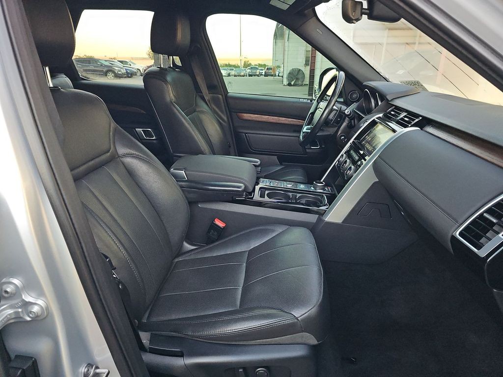 2017 Land Rover Discovery Image 6