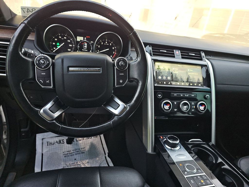2017 Land Rover Discovery Image 7