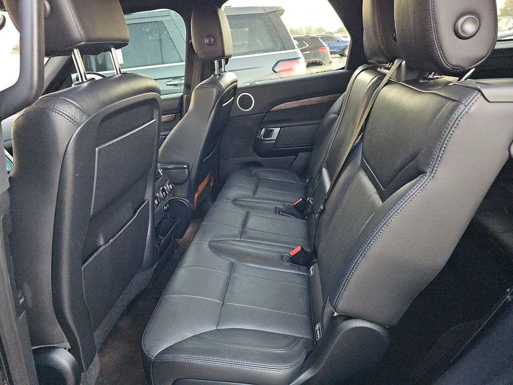 2017 Land Rover Discovery Image 9