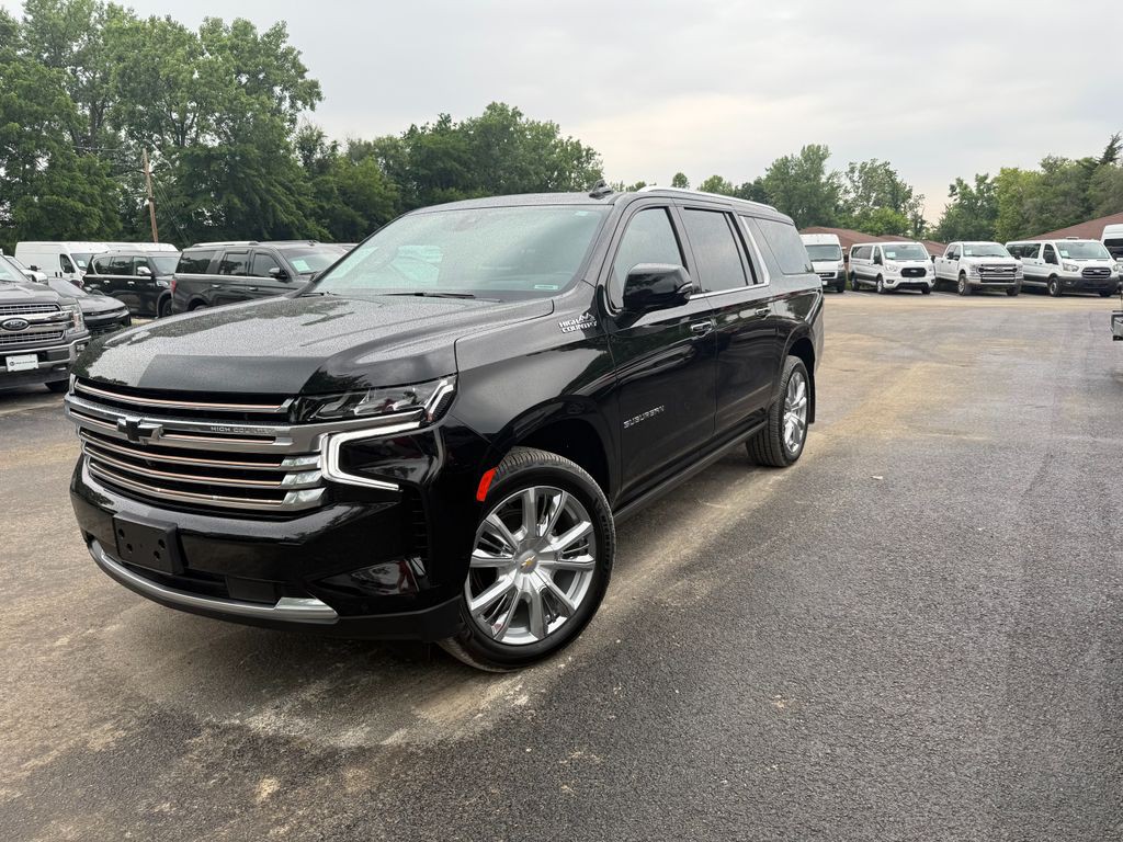 2022 Chevrolet Suburban Image 2