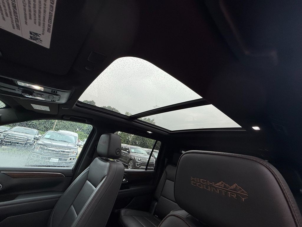 2022 Chevrolet Suburban Image 7