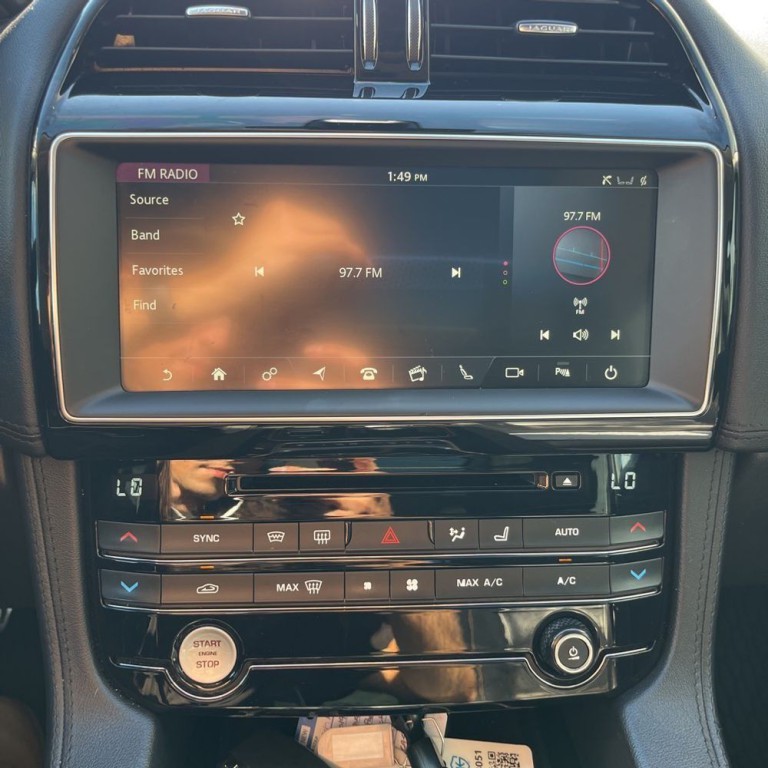 2019 Jaguar F-PACE Image 11