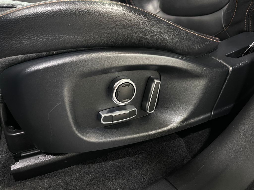 2019 Jaguar F-PACE Image 17