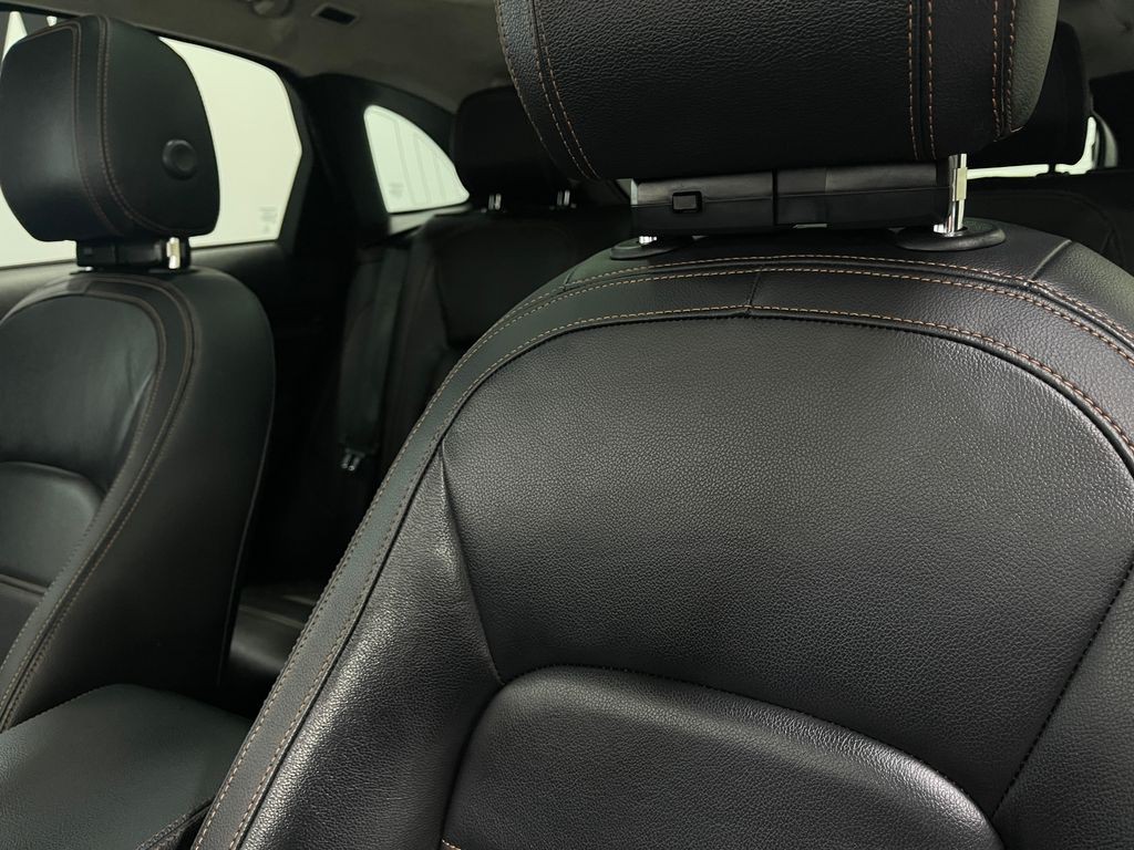 2019 Jaguar F-PACE Image 18