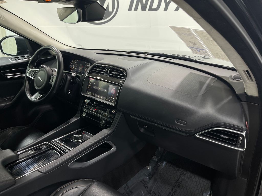2019 Jaguar F-PACE Image 20